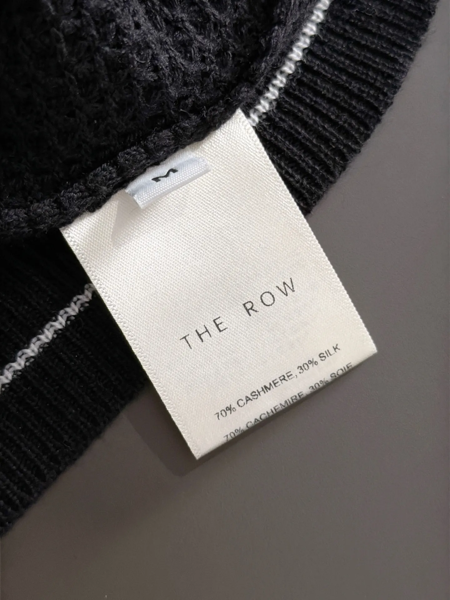 Shipping next day TR high quality - The Row 26ss New Arrival men's short-sleeved T-shirt. Like LP and BC, it belongs to the same old-money style top-notch light luxury brand. The New Arrival Original men's casual short-sleeved shirt is made of combed cotton yarn knitted imitation cotton fabric. Exclusive Premium custom-controlled raw materials. 14-needle precision knitting. The iconic waffle soul is woven. The three-dimensional texture flows with subtle light and shadow. Viewed from a distance, it is introverted. It shows when you touch it closely. It feels substantial when weighed. The upper body is also more textured than ordinary T-shirts. Fashionable Versatile Hot Sale. It is skin-friendly and comfortable to wear. Premium boutique. The upper body is made of Factory's fine workmanship. A must-have item for men. Complete with three standards. Sizes M-3XL
